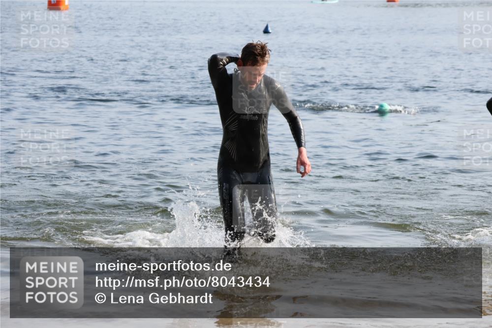 15.06.2025 - 27. Vierlanden-Triathlon Lena Gebhardt http://msf.ph/oto/8043434 15.06.2025 08:32:18 Schwimmen 50, 188 meine-sportfotos.de
