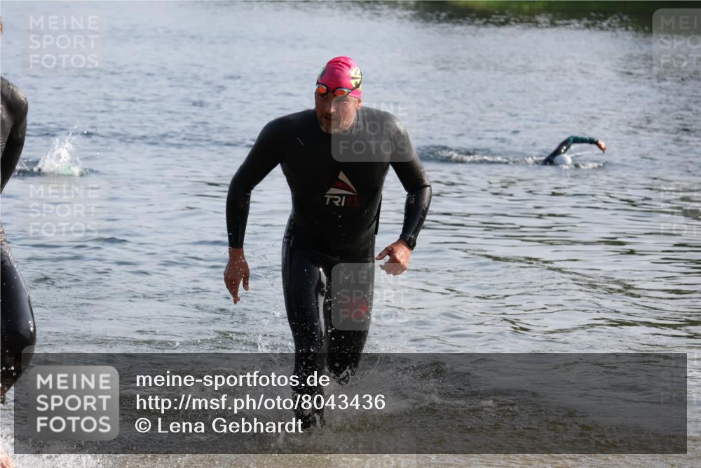 15.06.2025 - 27. Vierlanden-Triathlon Lena Gebhardt http://msf.ph/oto/8043436 15.06.2025 08:32:19 Schwimmen 50, 188 meine-sportfotos.de