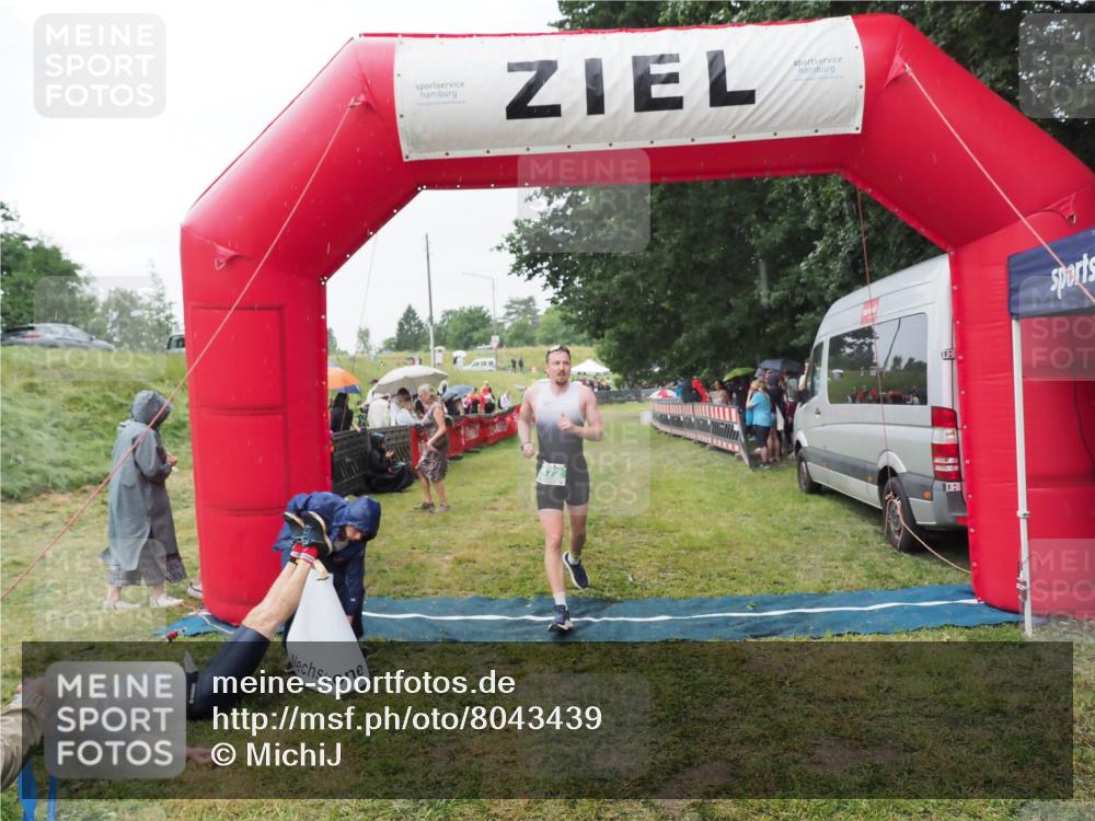21.06.2025 - 27. Vierlanden-Triathlon MichiJ http://msf.ph/oto/8043439 15.06.2026 13:42:03 Ziel 672, 899 meine-sportfotos.de