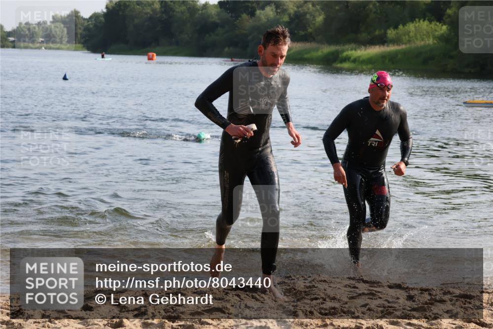 15.06.2025 - 27. Vierlanden-Triathlon Lena Gebhardt http://msf.ph/oto/8043440 15.06.2025 08:32:20 Schwimmen 50, 188 meine-sportfotos.de