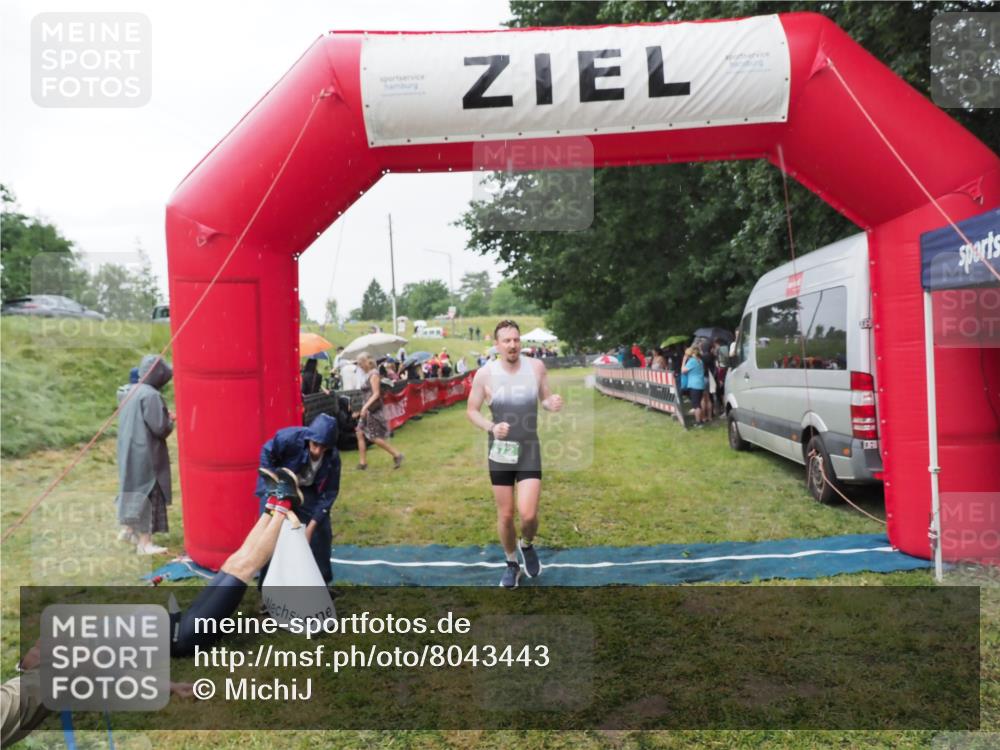 21.06.2025 - 27. Vierlanden-Triathlon MichiJ http://msf.ph/oto/8043443 15.06.2026 13:42:03 Ziel 672, 899 meine-sportfotos.de