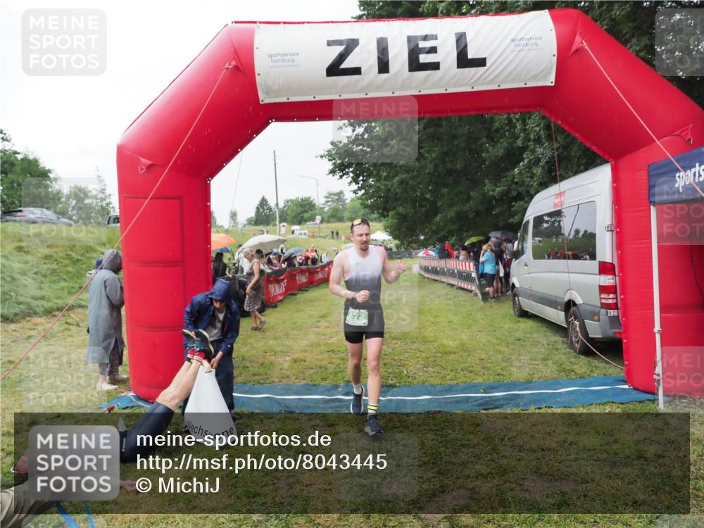 21.06.2025 - 27. Vierlanden-Triathlon MichiJ http://msf.ph/oto/8043445 15.06.2026 13:42:03 Ziel 672, 899 meine-sportfotos.de