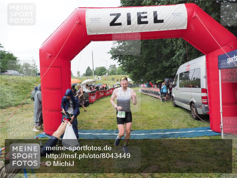 21.06.2025 - 27. Vierlanden-Triathlon MichiJ http://msf.ph/oto/8043449 15.06.2026 13:42:03 Ziel 672, 899 meine-sportfotos.de