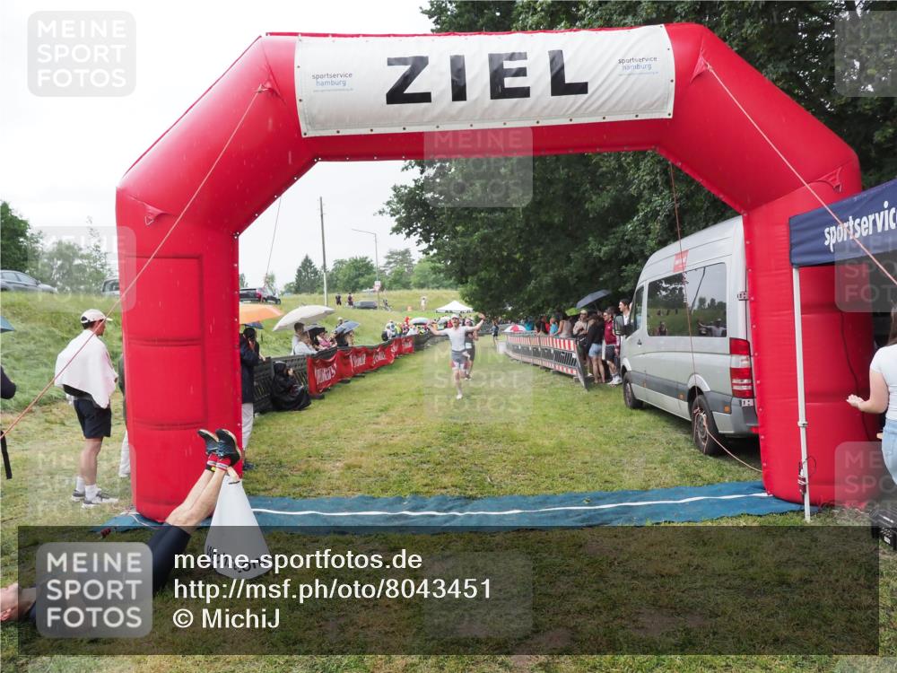21.06.2025 - 27. Vierlanden-Triathlon MichiJ http://msf.ph/oto/8043451 15.06.2026 13:42:24 Ziel 139, 858 meine-sportfotos.de