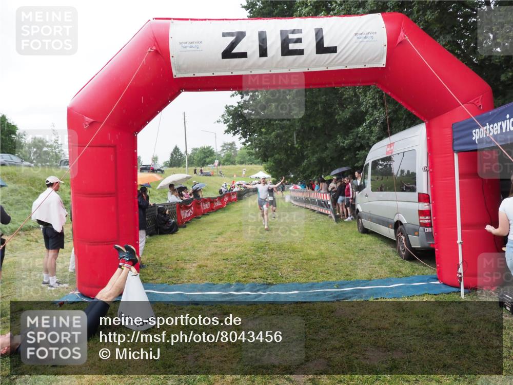 21.06.2025 - 27. Vierlanden-Triathlon MichiJ http://msf.ph/oto/8043456 15.06.2026 13:42:24 Ziel 139, 858 meine-sportfotos.de