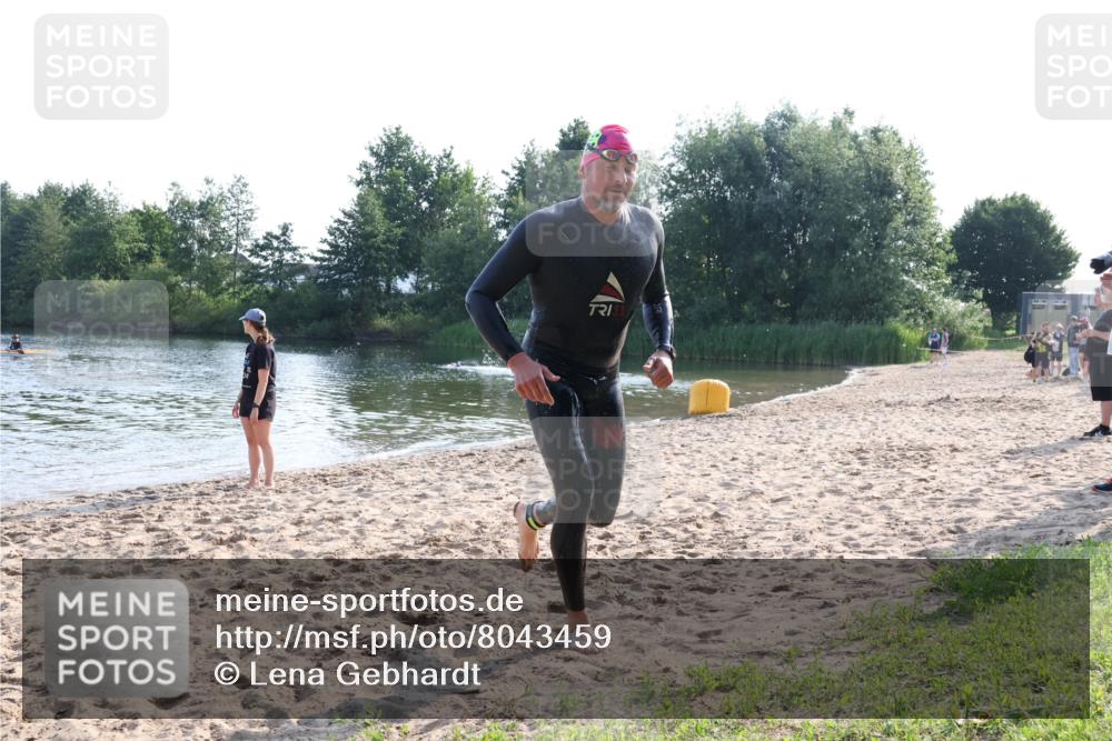 15.06.2025 - 27. Vierlanden-Triathlon Lena Gebhardt http://msf.ph/oto/8043459 15.06.2025 08:32:23 Schwimmen 14, 50, 188 meine-sportfotos.de