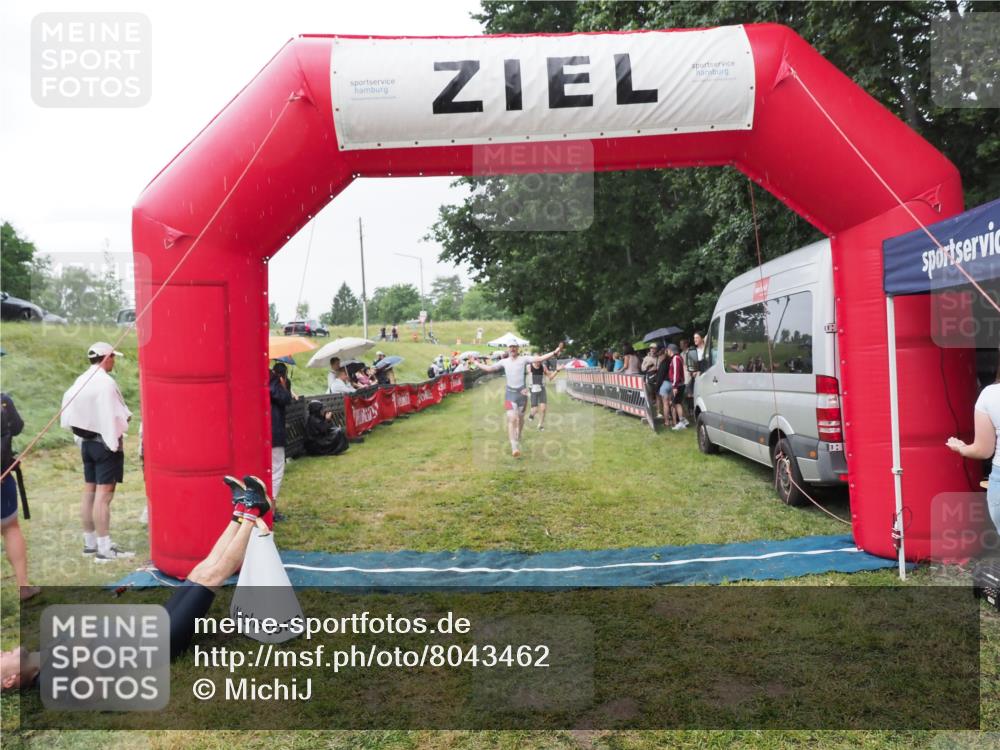 21.06.2025 - 27. Vierlanden-Triathlon MichiJ http://msf.ph/oto/8043462 15.06.2026 13:42:25 Ziel 139, 858 meine-sportfotos.de