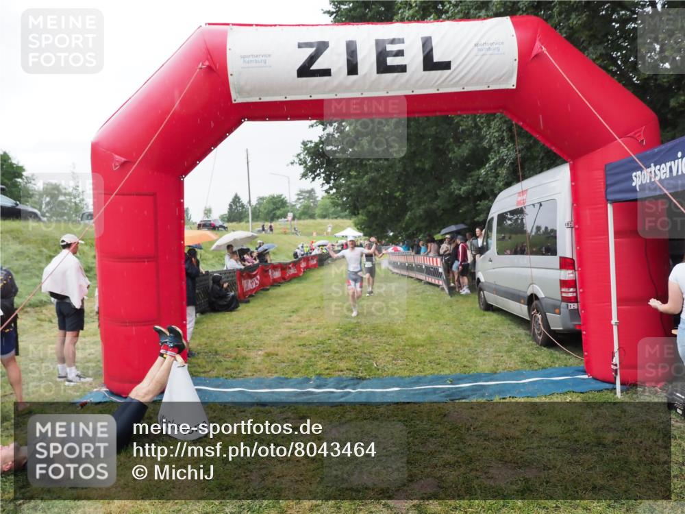 21.06.2025 - 27. Vierlanden-Triathlon MichiJ http://msf.ph/oto/8043464 15.06.2026 13:42:25 Ziel 139, 858 meine-sportfotos.de