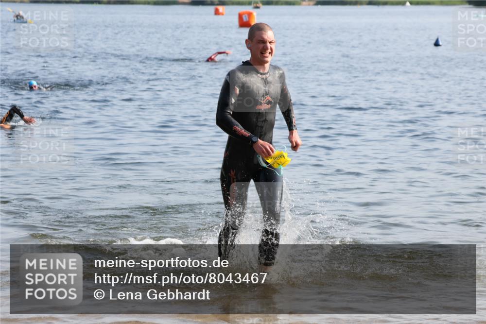 15.06.2025 - 27. Vierlanden-Triathlon Lena Gebhardt http://msf.ph/oto/8043467 15.06.2025 08:32:29 Schwimmen 14, 26, 50, 188 meine-sportfotos.de