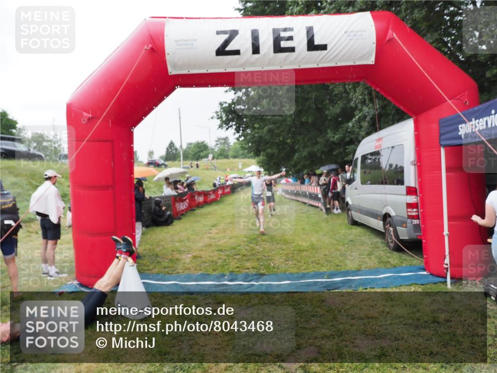 21.06.2025 - 27. Vierlanden-Triathlon MichiJ http://msf.ph/oto/8043468 15.06.2026 13:42:25 Ziel 139, 858 meine-sportfotos.de