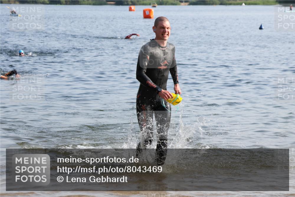 15.06.2025 - 27. Vierlanden-Triathlon Lena Gebhardt http://msf.ph/oto/8043469 15.06.2025 08:32:29 Schwimmen 14, 26, 50, 188 meine-sportfotos.de
