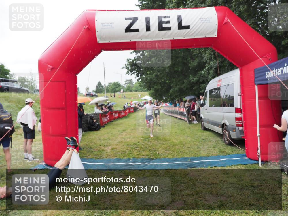 21.06.2025 - 27. Vierlanden-Triathlon MichiJ http://msf.ph/oto/8043470 15.06.2026 13:42:25 Ziel 139, 858 meine-sportfotos.de