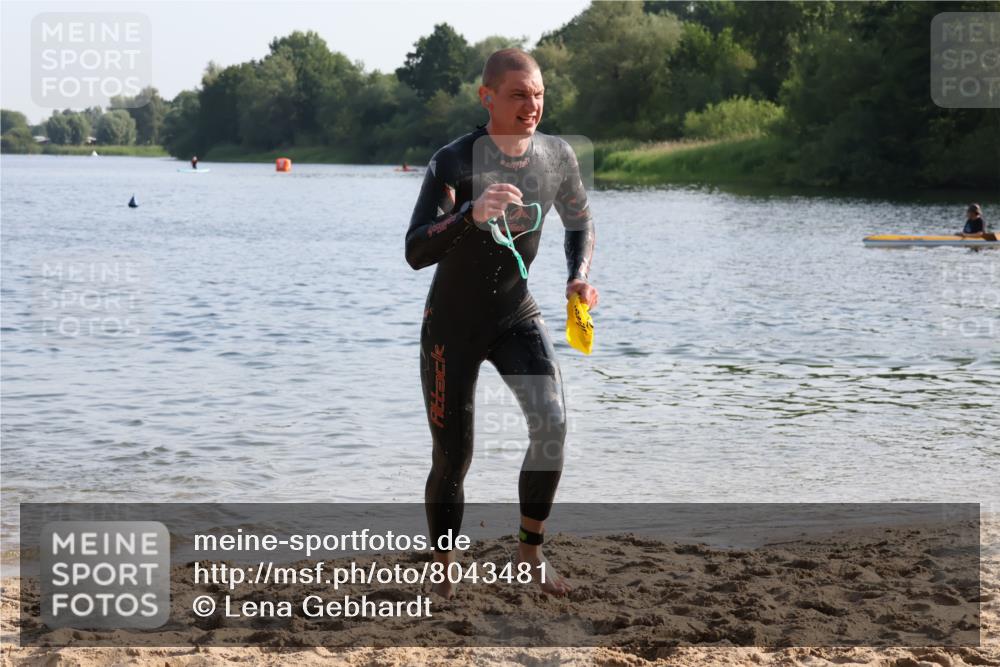 15.06.2025 - 27. Vierlanden-Triathlon Lena Gebhardt http://msf.ph/oto/8043481 15.06.2025 08:32:31 Schwimmen 14, 26, 188 meine-sportfotos.de