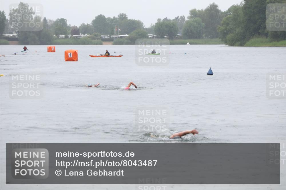 21.06.2025 - 27. Vierlanden-Triathlon Lena Gebhardt http://msf.ph/oto/8043487 15.06.2025 14:36:45 Schwimmen  meine-sportfotos.de