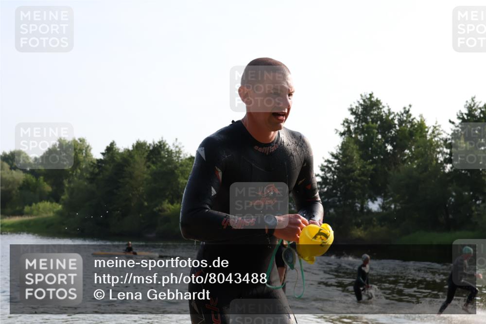 15.06.2025 - 27. Vierlanden-Triathlon Lena Gebhardt http://msf.ph/oto/8043488 15.06.2025 08:32:33 Schwimmen 14, 26, 38 meine-sportfotos.de