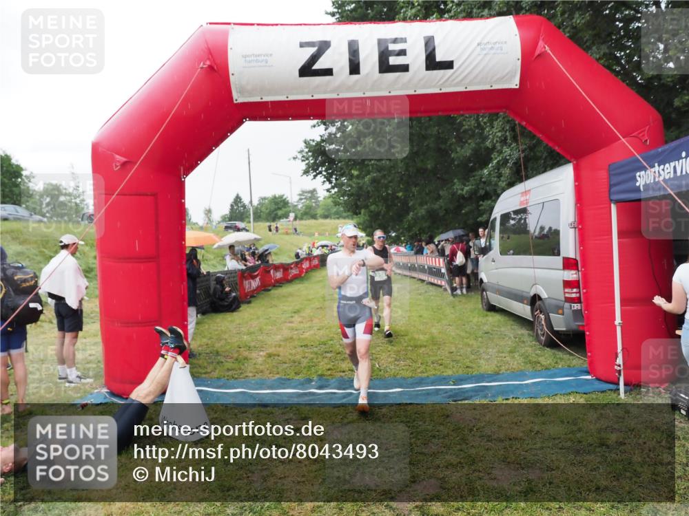 21.06.2025 - 27. Vierlanden-Triathlon MichiJ http://msf.ph/oto/8043493 15.06.2026 13:42:27 Ziel 139, 858 meine-sportfotos.de
