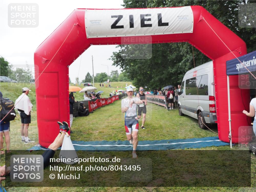 21.06.2025 - 27. Vierlanden-Triathlon MichiJ http://msf.ph/oto/8043495 15.06.2026 13:42:27 Ziel 139, 858 meine-sportfotos.de