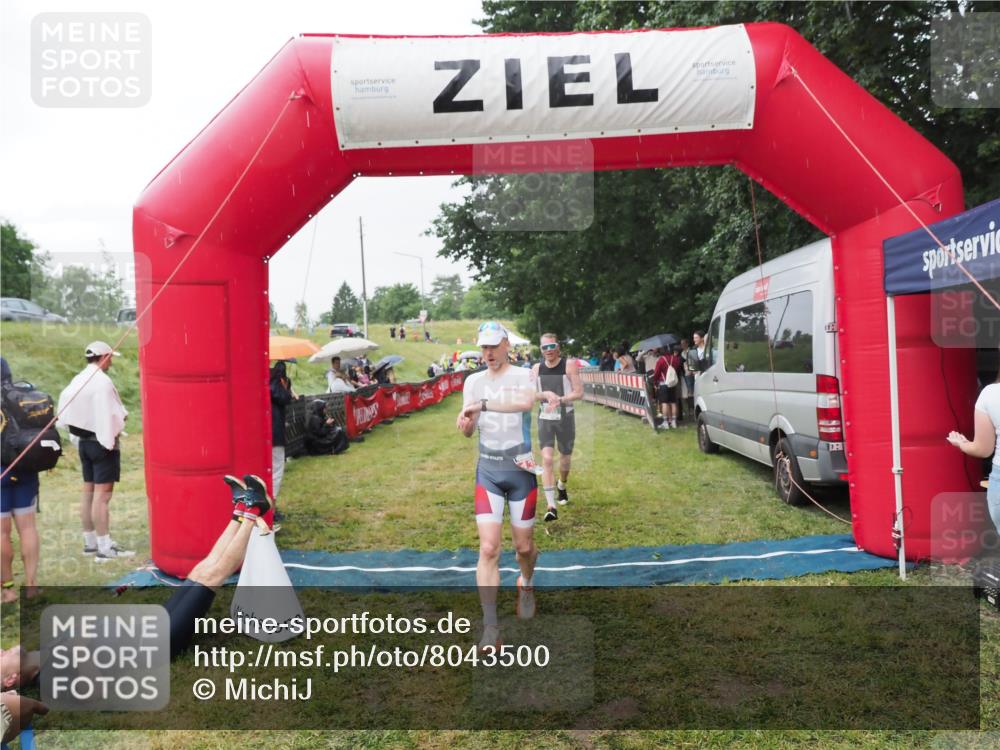 21.06.2025 - 27. Vierlanden-Triathlon MichiJ http://msf.ph/oto/8043500 15.06.2026 13:42:27 Ziel 139, 858 meine-sportfotos.de