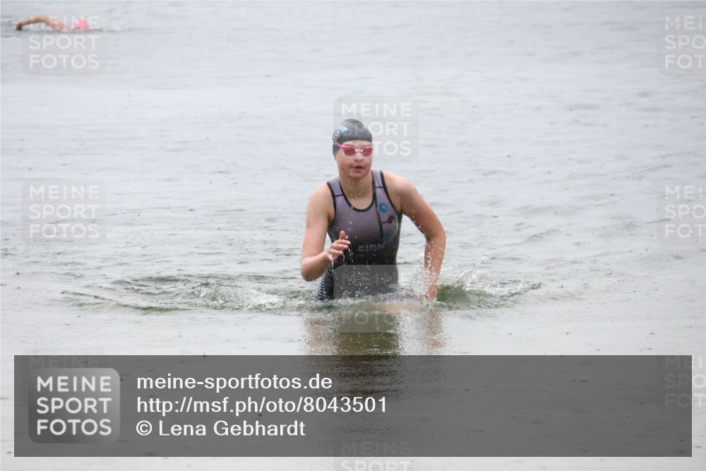 21.06.2025 - 27. Vierlanden-Triathlon Lena Gebhardt http://msf.ph/oto/8043501 15.06.2025 14:36:54 Schwimmen 1324 meine-sportfotos.de