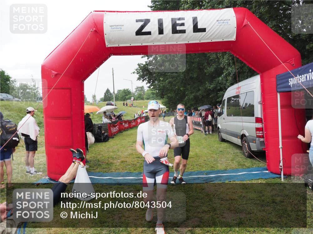 21.06.2025 - 27. Vierlanden-Triathlon MichiJ http://msf.ph/oto/8043504 15.06.2026 13:42:28 Ziel 139, 858 meine-sportfotos.de