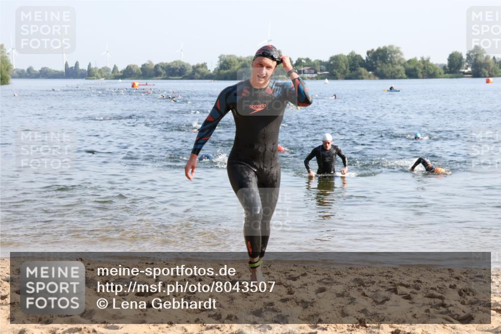 15.06.2025 - 27. Vierlanden-Triathlon Lena Gebhardt http://msf.ph/oto/8043507 15.06.2025 08:32:36 Schwimmen 14, 25, 26, 38 meine-sportfotos.de