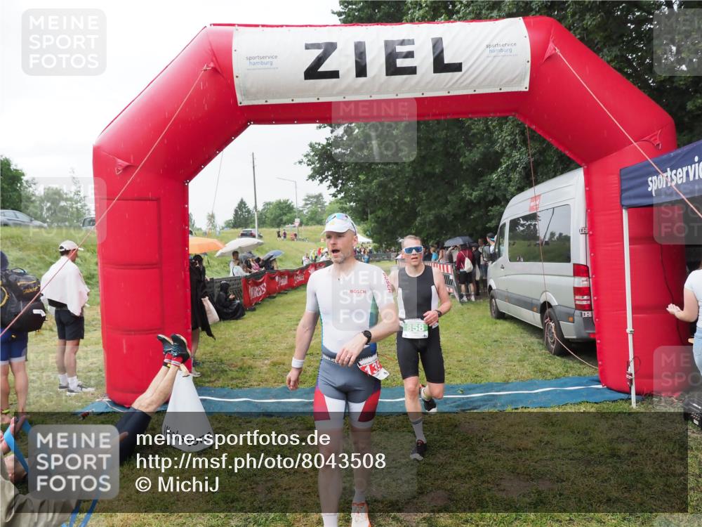 21.06.2025 - 27. Vierlanden-Triathlon MichiJ http://msf.ph/oto/8043508 15.06.2026 13:42:28 Ziel 139, 858 meine-sportfotos.de