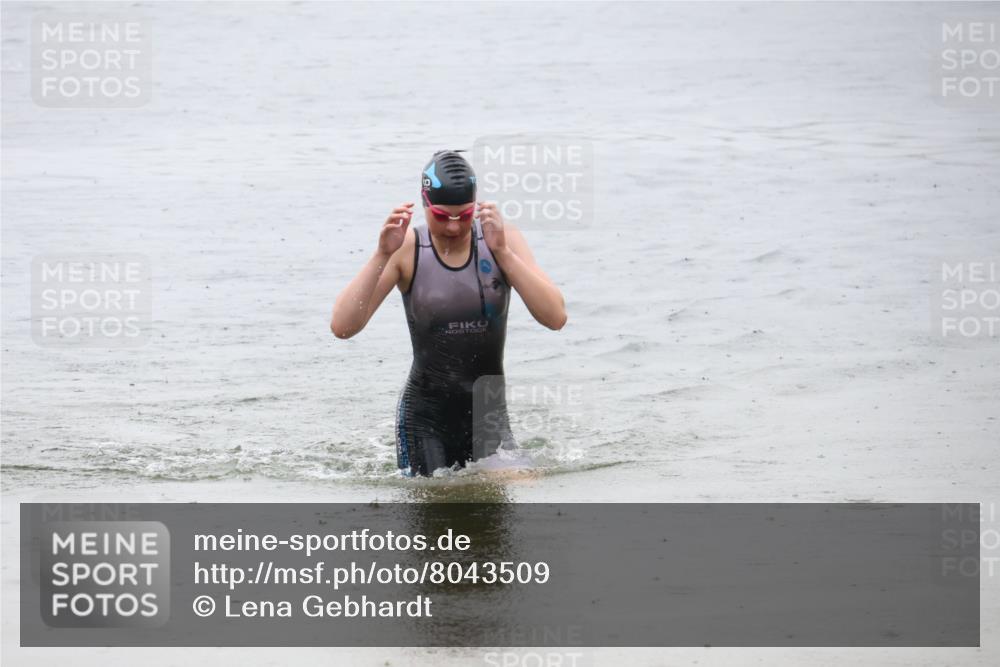 21.06.2025 - 27. Vierlanden-Triathlon Lena Gebhardt http://msf.ph/oto/8043509 15.06.2025 14:36:55 Schwimmen 1324 meine-sportfotos.de