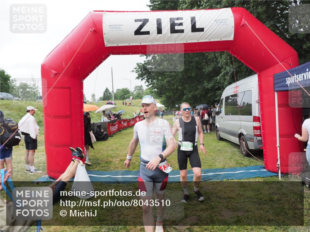 21.06.2025 - 27. Vierlanden-Triathlon MichiJ http://msf.ph/oto/8043510 15.06.2026 13:42:28 Ziel 139, 858 meine-sportfotos.de