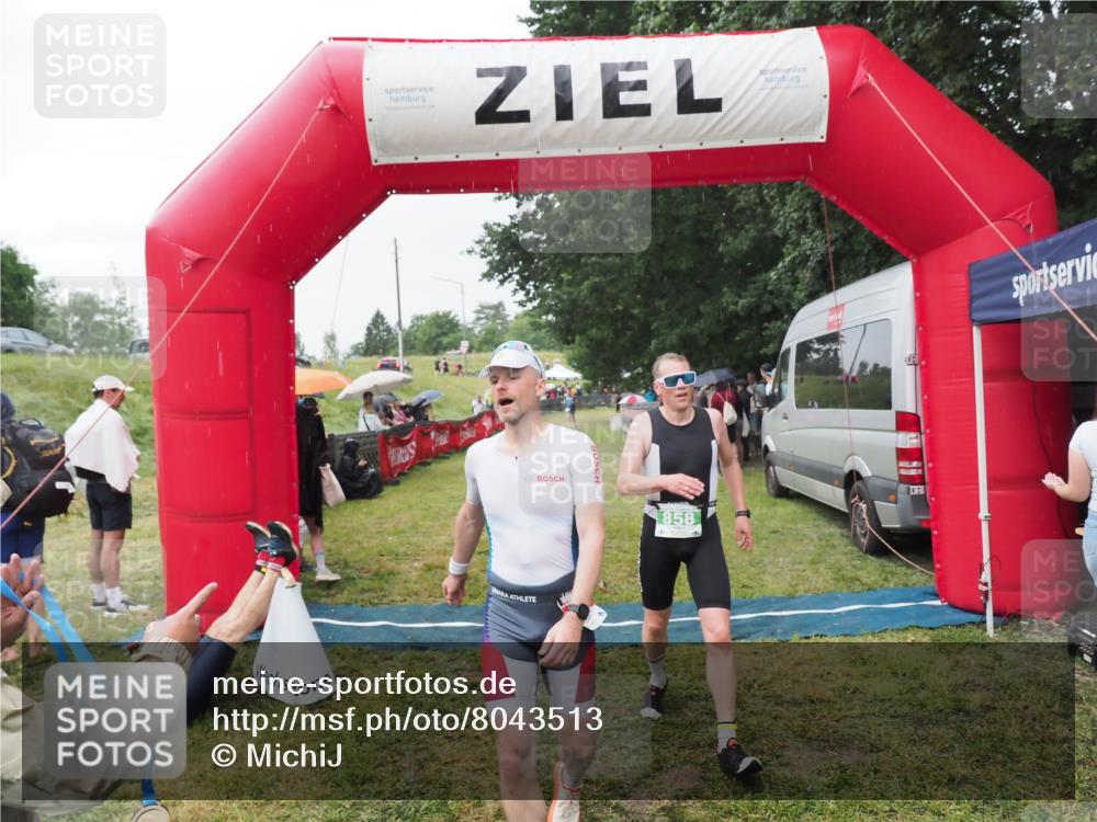 21.06.2025 - 27. Vierlanden-Triathlon MichiJ http://msf.ph/oto/8043513 15.06.2026 13:42:28 Ziel 139, 858 meine-sportfotos.de