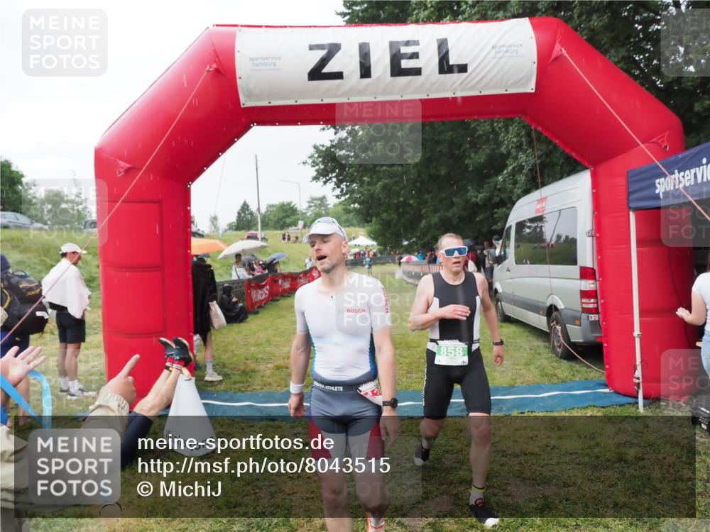 21.06.2025 - 27. Vierlanden-Triathlon MichiJ http://msf.ph/oto/8043515 15.06.2026 13:42:28 Ziel 139, 858 meine-sportfotos.de