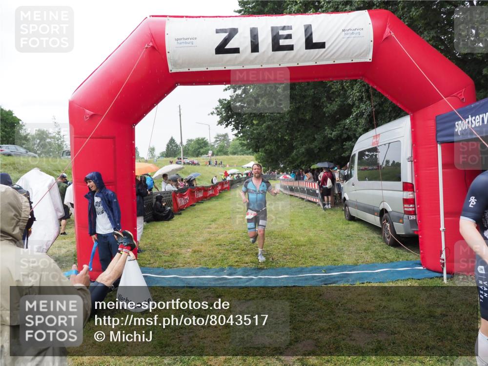 21.06.2025 - 27. Vierlanden-Triathlon MichiJ http://msf.ph/oto/8043517 15.06.2026 13:42:37 Ziel 93 meine-sportfotos.de