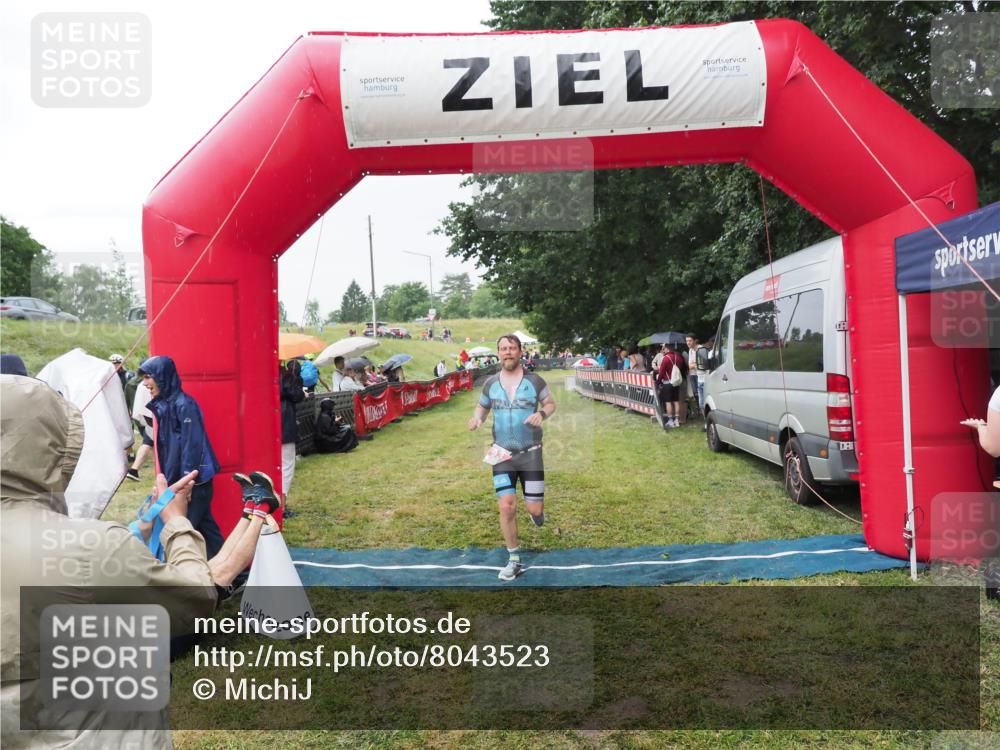 21.06.2025 - 27. Vierlanden-Triathlon MichiJ http://msf.ph/oto/8043523 15.06.2026 13:42:37 Ziel 93 meine-sportfotos.de