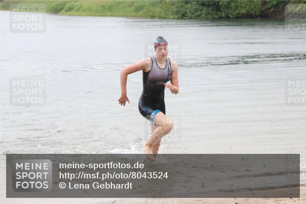 21.06.2025 - 27. Vierlanden-Triathlon Lena Gebhardt http://msf.ph/oto/8043524 15.06.2025 14:36:59 Schwimmen 1324 meine-sportfotos.de