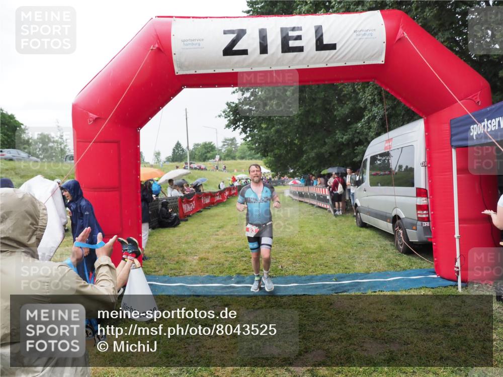 21.06.2025 - 27. Vierlanden-Triathlon MichiJ http://msf.ph/oto/8043525 15.06.2026 13:42:38 Ziel 93 meine-sportfotos.de