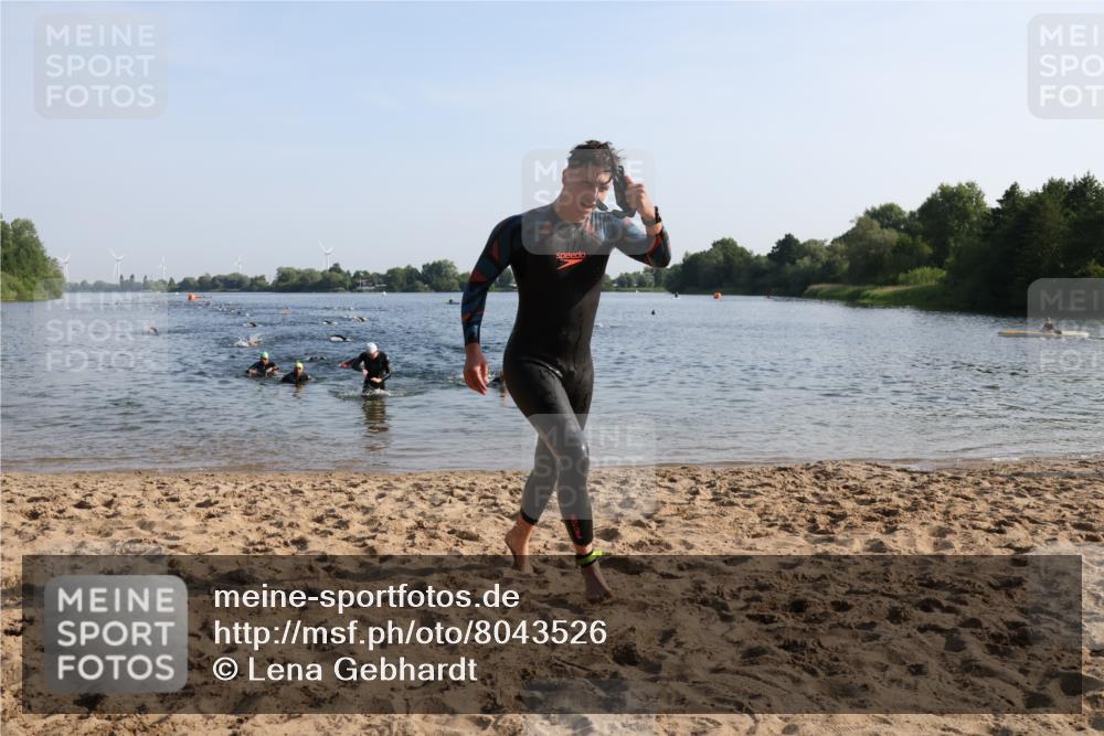 15.06.2025 - 27. Vierlanden-Triathlon Lena Gebhardt http://msf.ph/oto/8043526 15.06.2025 08:32:37 Schwimmen 14, 25, 26, 38, 87 meine-sportfotos.de