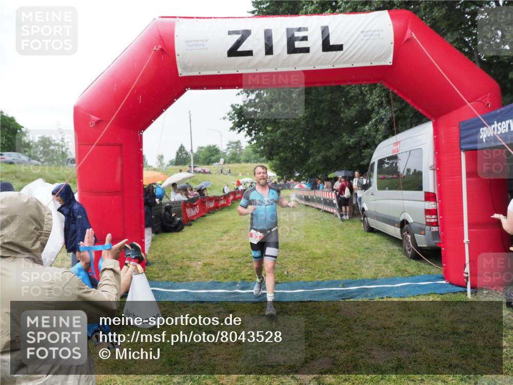 21.06.2025 - 27. Vierlanden-Triathlon MichiJ http://msf.ph/oto/8043528 15.06.2026 13:42:38 Ziel 93 meine-sportfotos.de