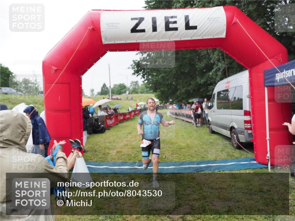 21.06.2025 - 27. Vierlanden-Triathlon MichiJ http://msf.ph/oto/8043530 15.06.2026 13:42:38 Ziel 93 meine-sportfotos.de