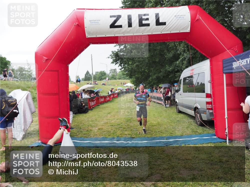 21.06.2025 - 27. Vierlanden-Triathlon MichiJ http://msf.ph/oto/8043538 15.06.2026 13:42:46 Ziel 779 meine-sportfotos.de