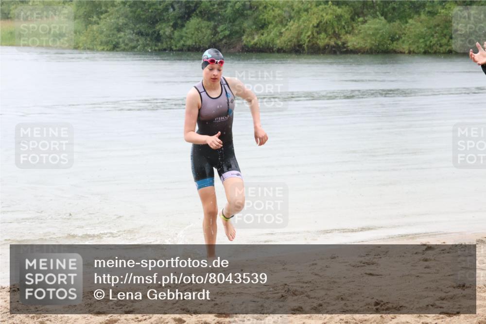 21.06.2025 - 27. Vierlanden-Triathlon Lena Gebhardt http://msf.ph/oto/8043539 15.06.2025 14:37:00 Schwimmen 1324 meine-sportfotos.de