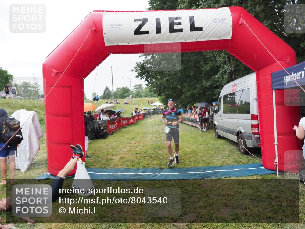 21.06.2025 - 27. Vierlanden-Triathlon MichiJ http://msf.ph/oto/8043540 15.06.2026 13:42:46 Ziel 779 meine-sportfotos.de