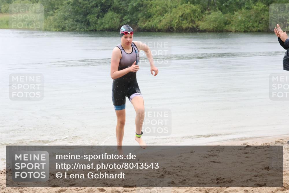 21.06.2025 - 27. Vierlanden-Triathlon Lena Gebhardt http://msf.ph/oto/8043543 15.06.2025 14:37:01 Schwimmen 1324 meine-sportfotos.de