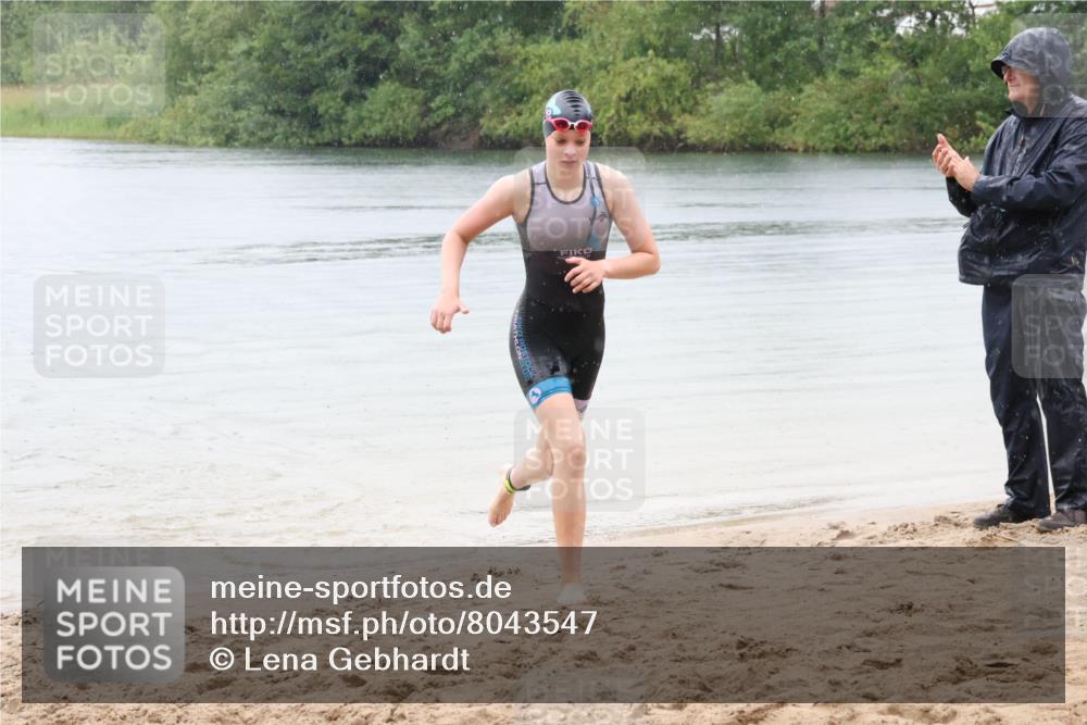 21.06.2025 - 27. Vierlanden-Triathlon Lena Gebhardt http://msf.ph/oto/8043547 15.06.2025 14:37:01 Schwimmen 1324 meine-sportfotos.de