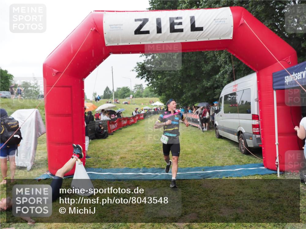 21.06.2025 - 27. Vierlanden-Triathlon MichiJ http://msf.ph/oto/8043548 15.06.2026 13:42:46 Ziel 779 meine-sportfotos.de