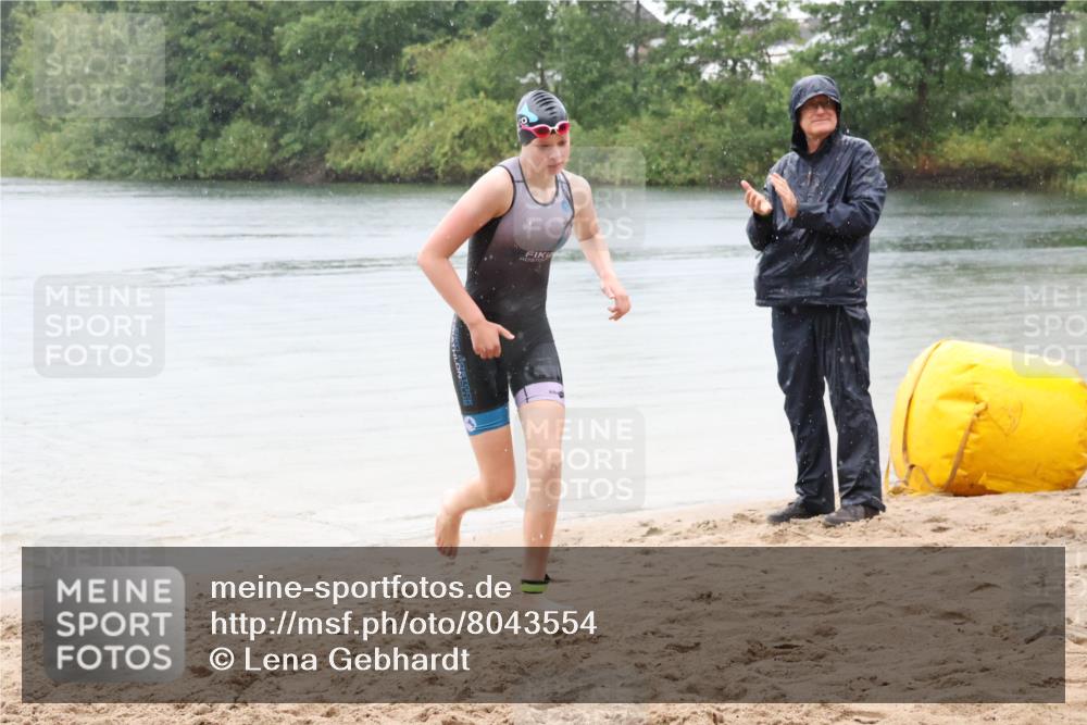 21.06.2025 - 27. Vierlanden-Triathlon Lena Gebhardt http://msf.ph/oto/8043554 15.06.2025 14:37:01 Schwimmen 1324 meine-sportfotos.de