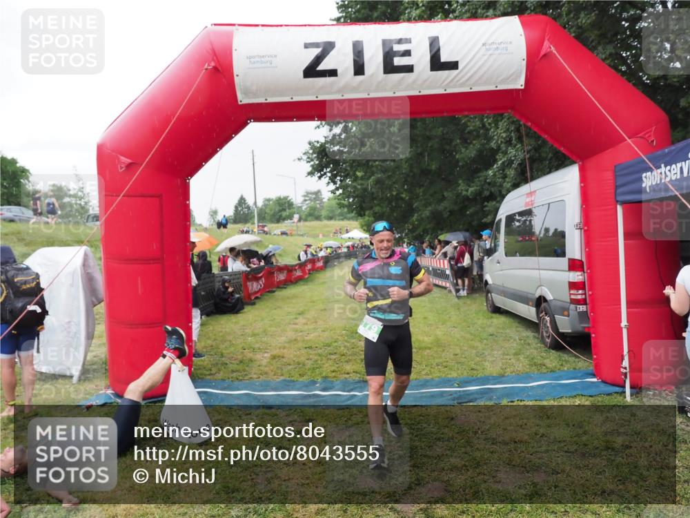 21.06.2025 - 27. Vierlanden-Triathlon MichiJ http://msf.ph/oto/8043555 15.06.2026 13:42:47 Ziel 779 meine-sportfotos.de