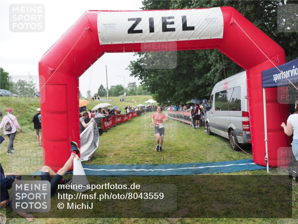 21.06.2025 - 27. Vierlanden-Triathlon MichiJ http://msf.ph/oto/8043559 15.06.2026 13:43:07 Ziel 888 meine-sportfotos.de