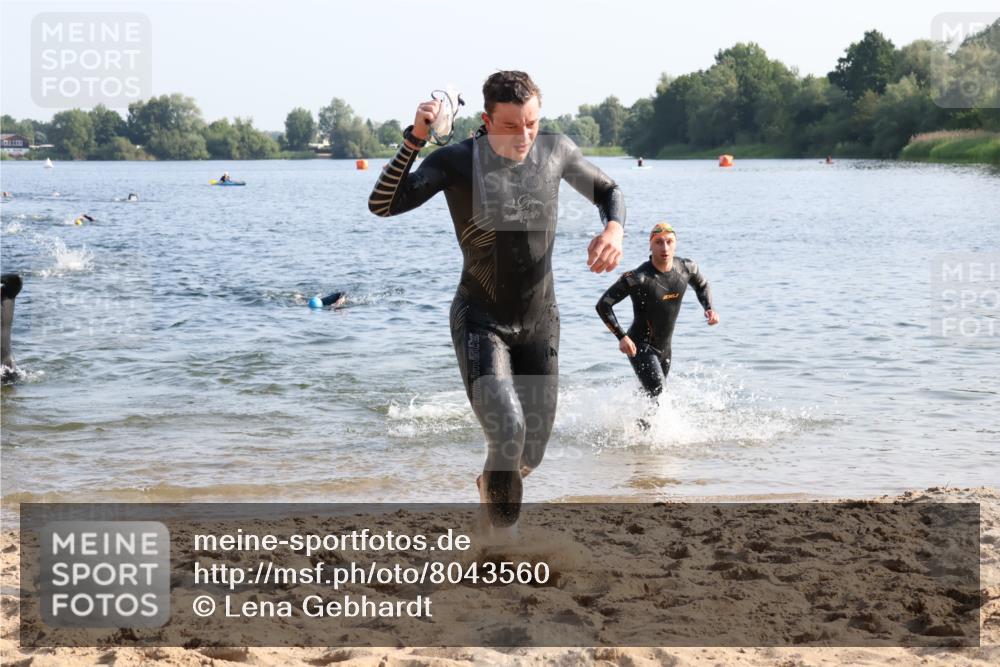 15.06.2025 - 27. Vierlanden-Triathlon Lena Gebhardt http://msf.ph/oto/8043560 15.06.2025 08:32:43 Schwimmen 25, 26, 38, 41, 60, 87 meine-sportfotos.de