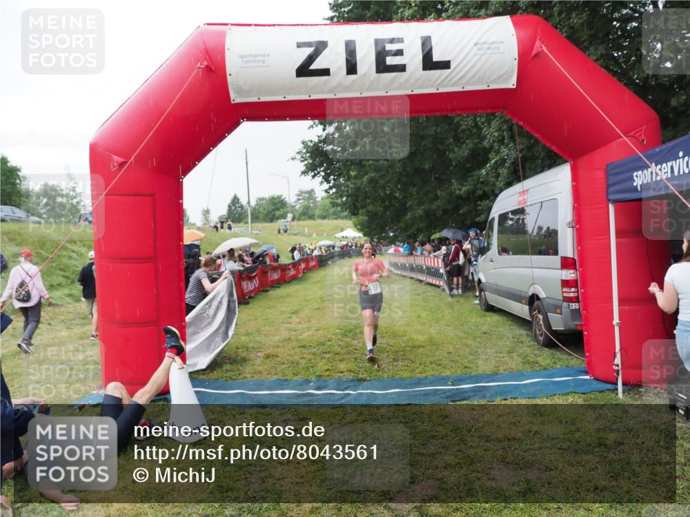 21.06.2025 - 27. Vierlanden-Triathlon MichiJ http://msf.ph/oto/8043561 15.06.2026 13:43:07 Ziel 888 meine-sportfotos.de