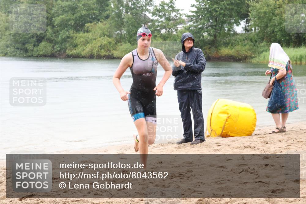 21.06.2025 - 27. Vierlanden-Triathlon Lena Gebhardt http://msf.ph/oto/8043562 15.06.2025 14:37:02 Schwimmen 1324 meine-sportfotos.de