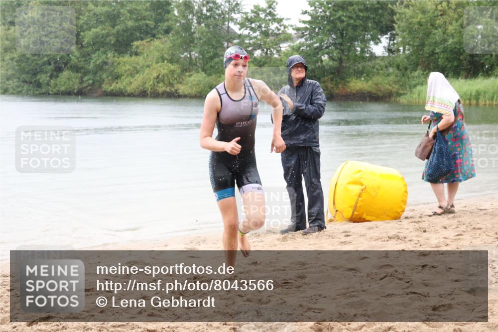 21.06.2025 - 27. Vierlanden-Triathlon Lena Gebhardt http://msf.ph/oto/8043566 15.06.2025 14:37:02 Schwimmen 1324 meine-sportfotos.de